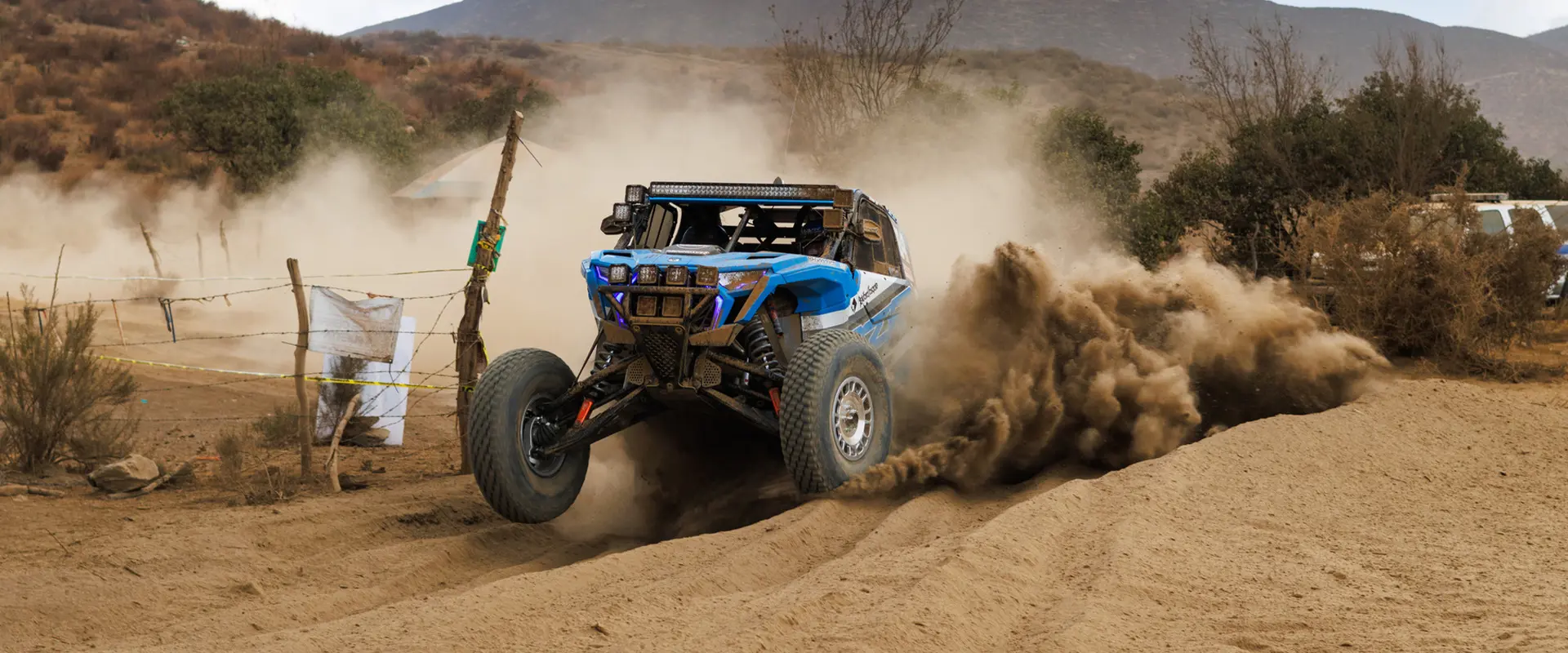 Vue avant d’un côte à côte Polaris RZR Pro XP 2025 circulant sur un terrain rocailleux avec facilité.