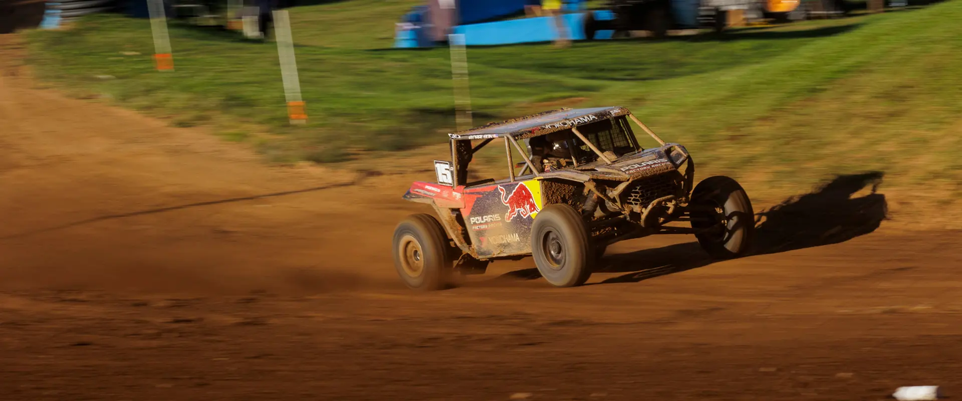 Volant et tableau de bord d’un VCC Polaris RZR Pro XP 2025.