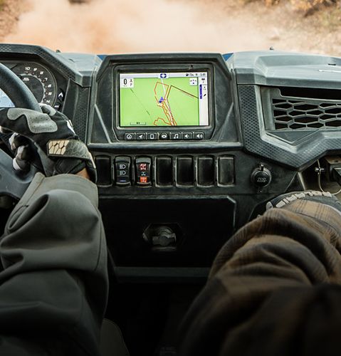Écran tactile RIDE COMMAND de 7 po (17,8 cm) installé dans un VCC Polaris RZR.