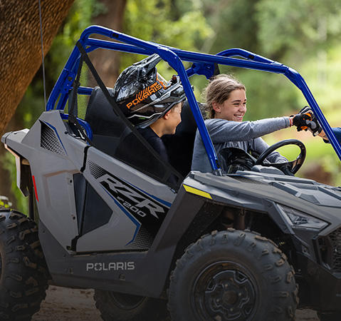 Play RZR 200 EFI video.