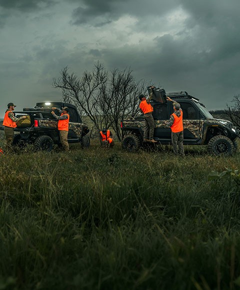 Cinq chasseurs sortant de l’équipement de leur VUTT à six places et cabine fermée.