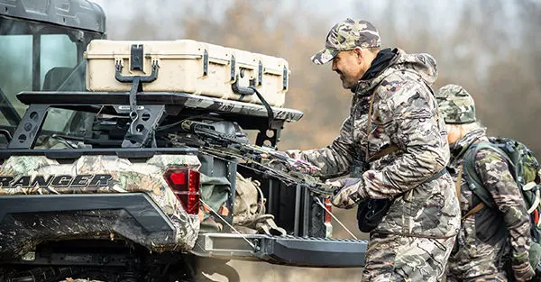 Propriétaire du Ranger CREW 570 déchargeant l’équipement de chasse