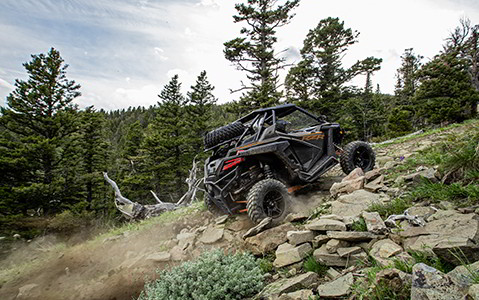 Polaris RZR subiendo una colina rocosa