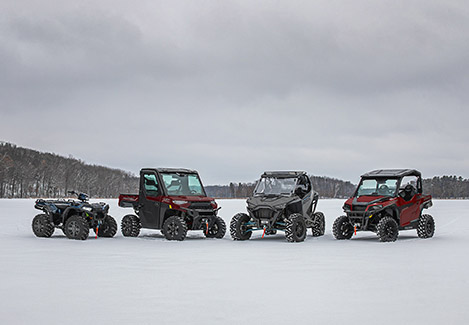 Gamme de véhicules tout-terrain Polaris dans la neige