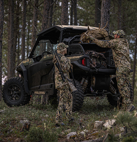 Deux chasseurs avec leur Polaris General dans la forêt
