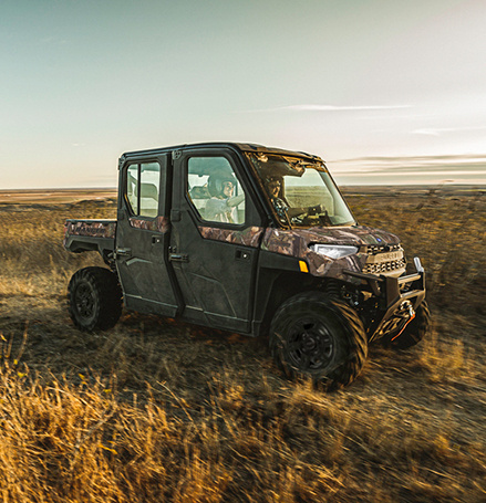 Un Polaris Ranger sur un terrain