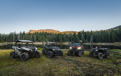 Gamme de véhicules Polaris Off-Road devant une colline