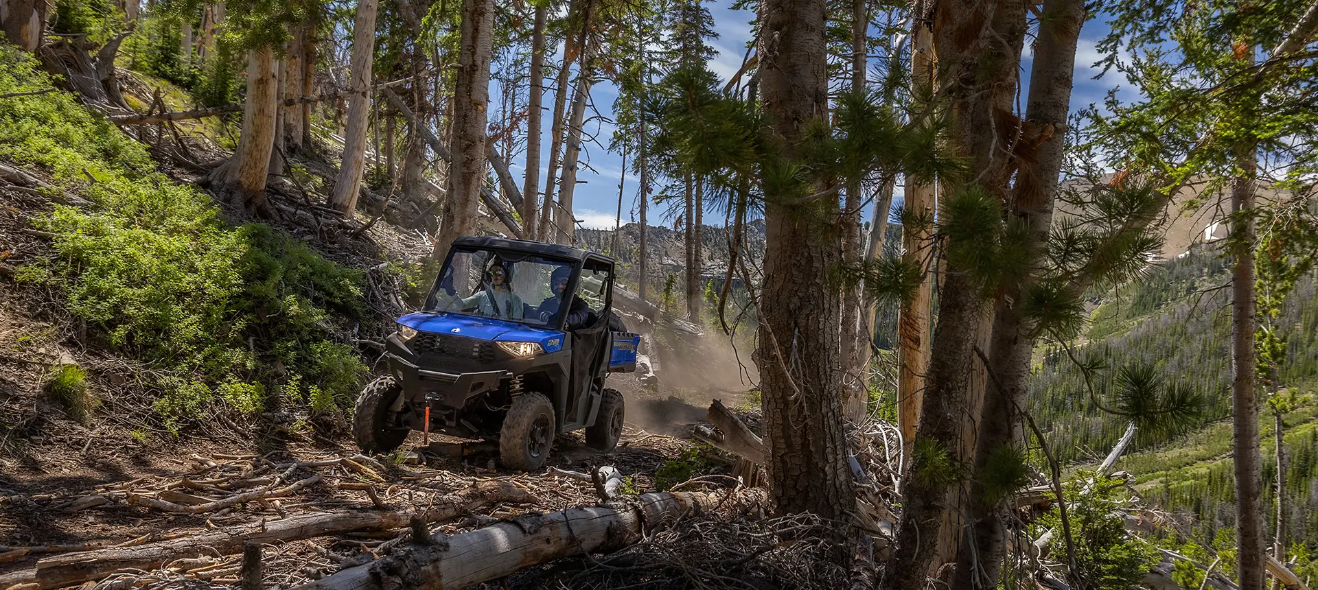 Vehículo Ranger en un sendero