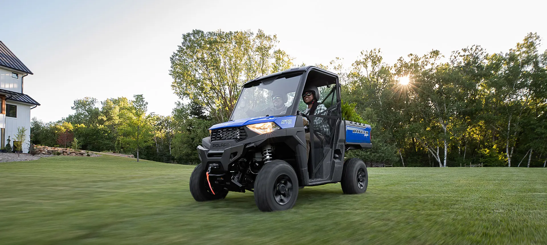 Bella toma de un Ranger SP 570 en un campo