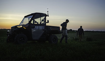 Ranger 1000 con accesorios estacionado al atardecer