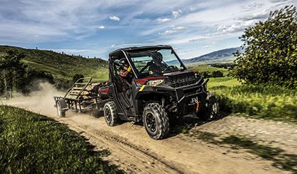 Ranger 1000 con defensa delantera completa y protector de CV tirando de un remolque