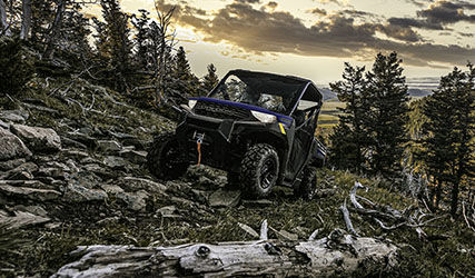Ranger 1000 en una colina en el bosque