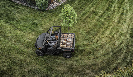 Ranger 1000 toma una curva cerrada con el modo VersaTrac Turf