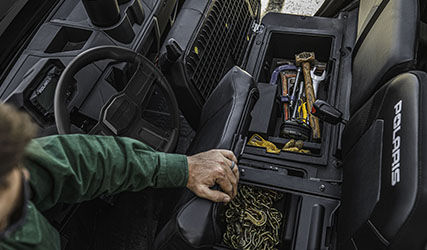 Almacenamiento en cabina de fácil acceso en el Ranger 1000