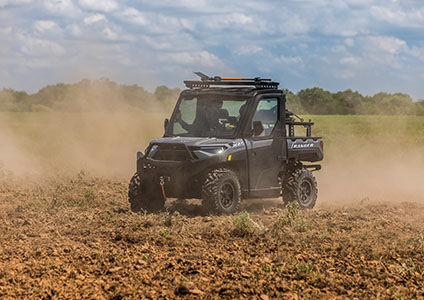 ranger xp 1000 avec pneus Pro Armor qui roule sur un terrain