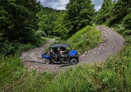 Ranger Crew SP 570 recorriendo un sendero rocoso con facilidad