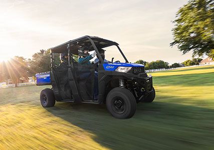4 pasajeros navegando en el ranger crew sp 570
