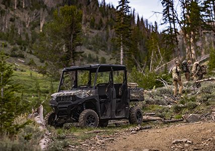 Ranger Crew SP 570 estacionado cerca de un bosque