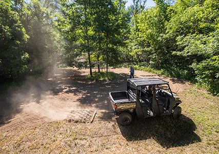 ranger crew sp 570 tirando de una rastra en un campo