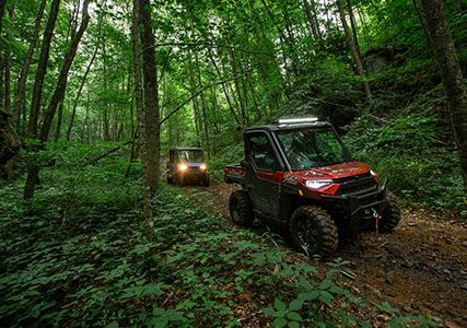 Ranger Crew XP 1000 édition NorthStar qui roule dans la forêt