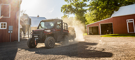 Ranger CREW XP 1000 édition Northstar circulant sur une ferme