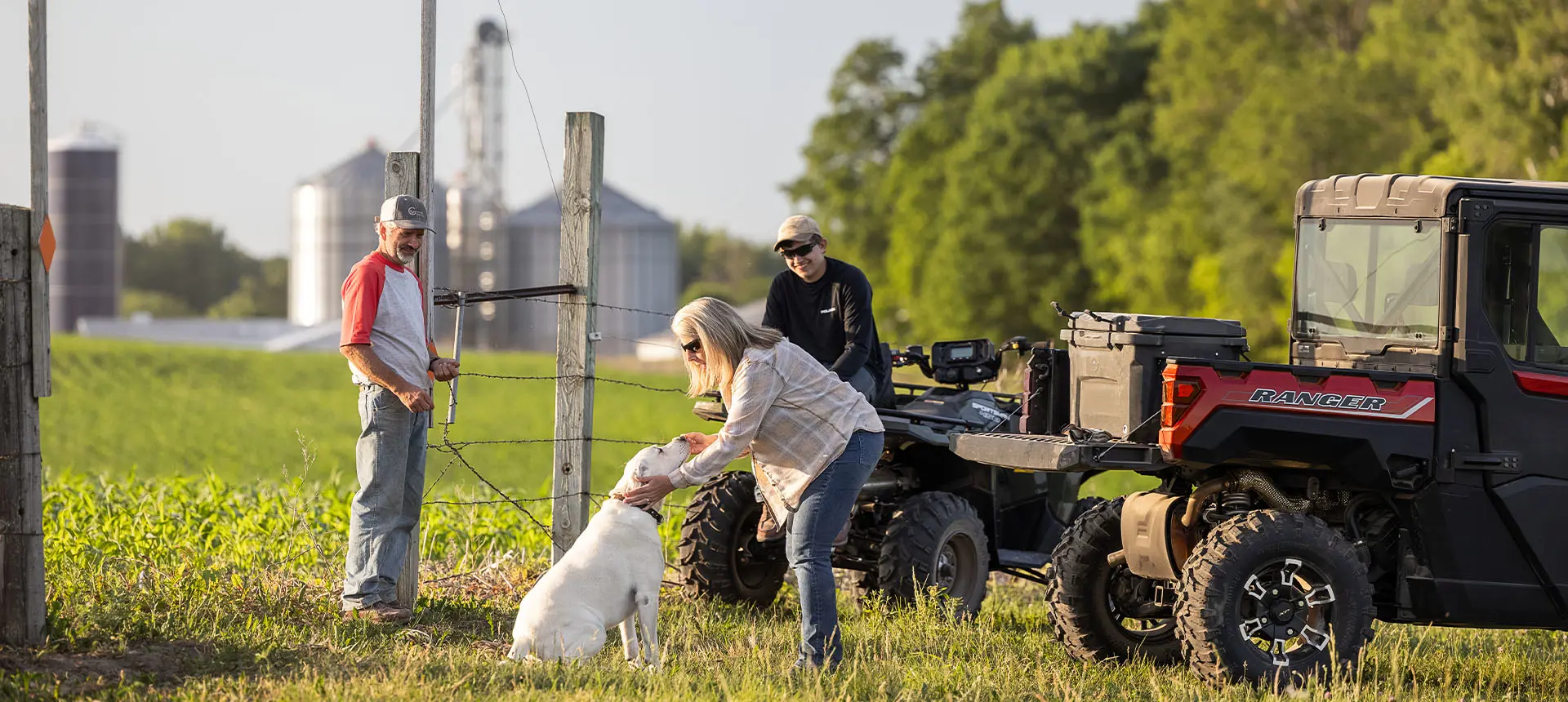 Famille ensemble près de leur Polaris Sportsman et Ranger Crew XP 1000 édition NorthStar