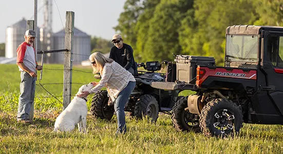 Famille ensemble près de leur Polaris Sportsman et Ranger Crew XP 1000 édition NorthStar