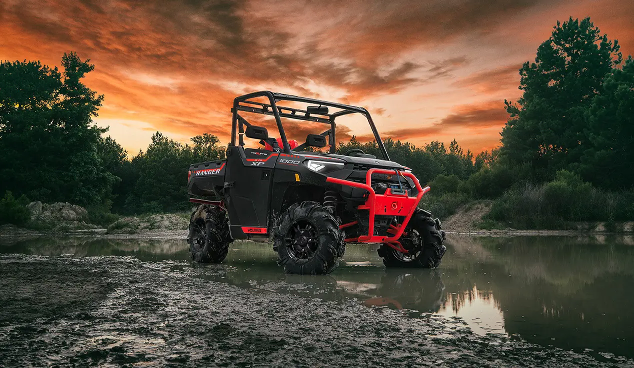 polaris ranger xp 1000 high lifter estacionado en el lodo