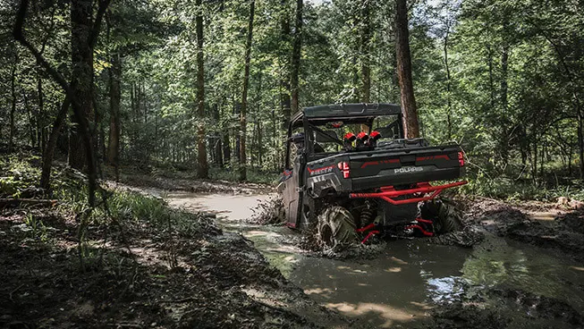polaris ranger xp 1000 high lifter entrando en un pozo de lodo profundo