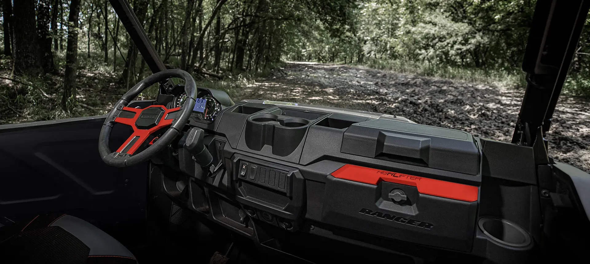 comodidades interiores destacadas en el polaris ranger xp 1000 high lifter