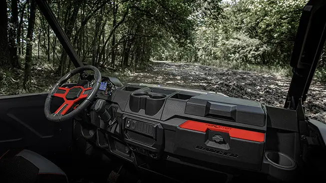 comodidades interiores destacadas en el polaris ranger xp 1000 high lifter