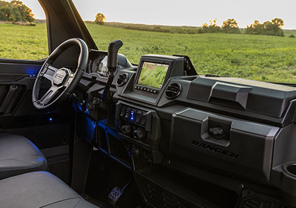 Guantera en la cabina, almacenamiento y portavasos en el Ranger XP 1000 NorthStar Edition