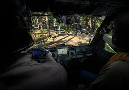 Pantalla Ride Command en uso mientras 2 pasajeros atraviesan un sendero en su Ranger XP 1000 NorthStar Edition