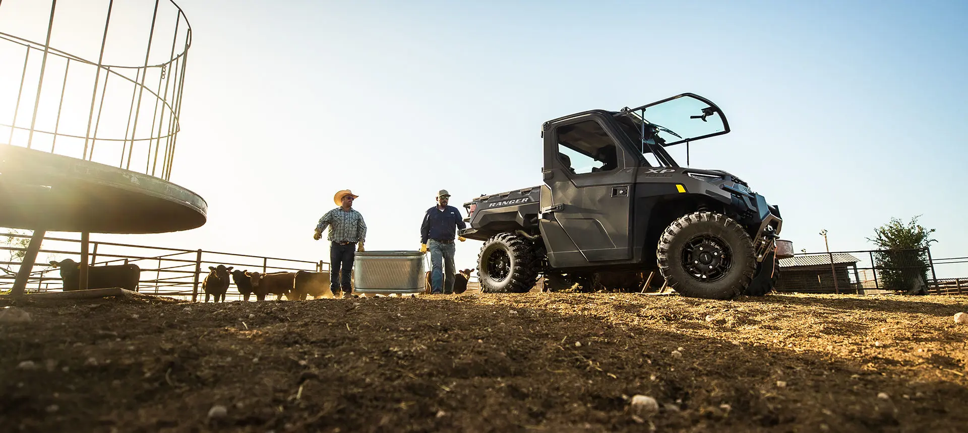 hombre llevando semillas a su Ranger XP 1000 NorthStar Edition en un campo