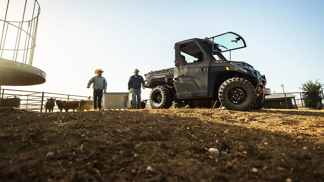 hombre llevando semillas a su Ranger XP 1000 NorthStar Edition en un campo