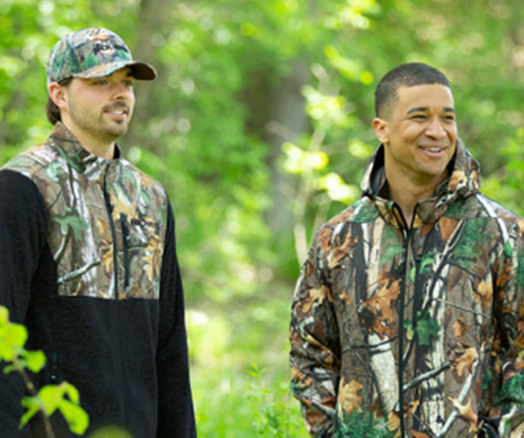 Dos hombres con equipo de camuflaje Polaris.