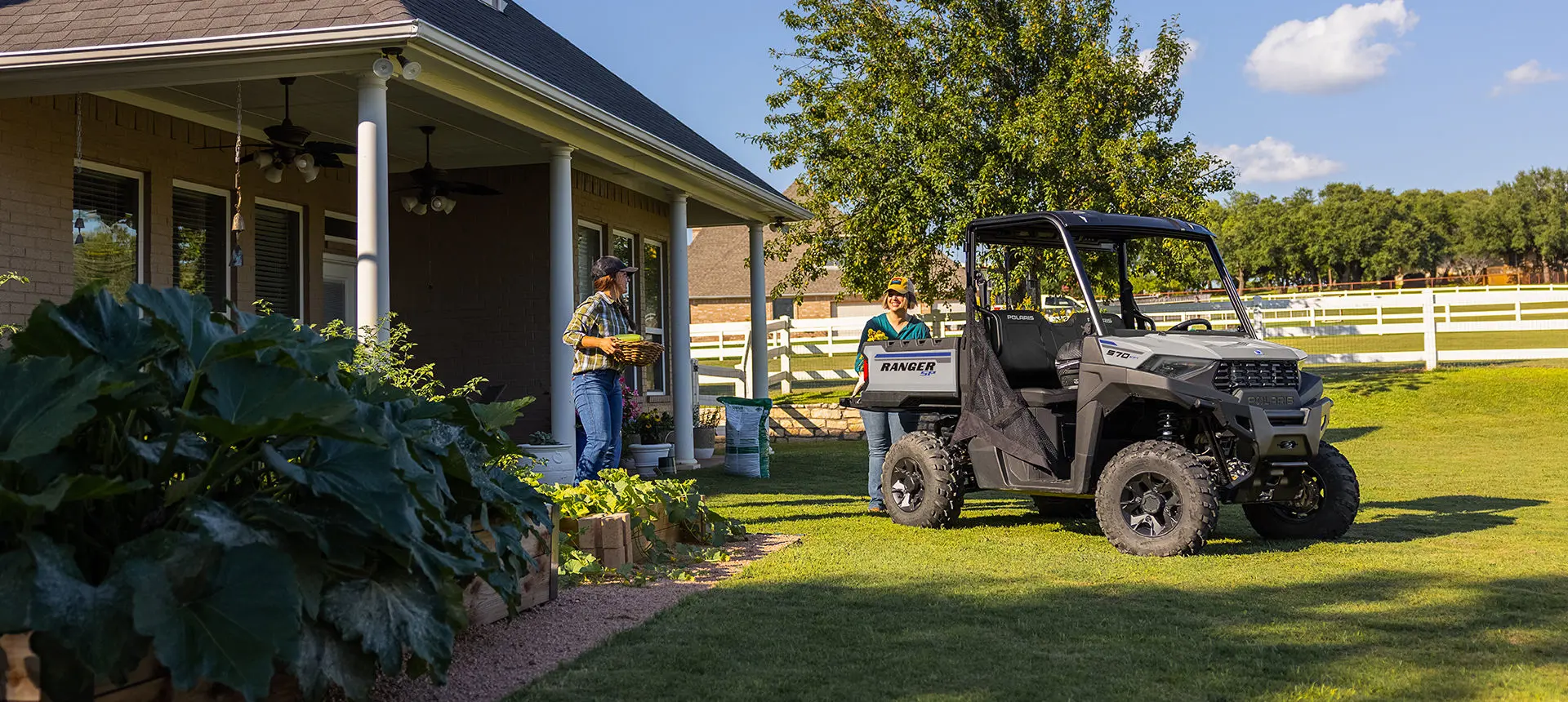 femmes déplaçant des plantes avec leur ranger sp 570 utv