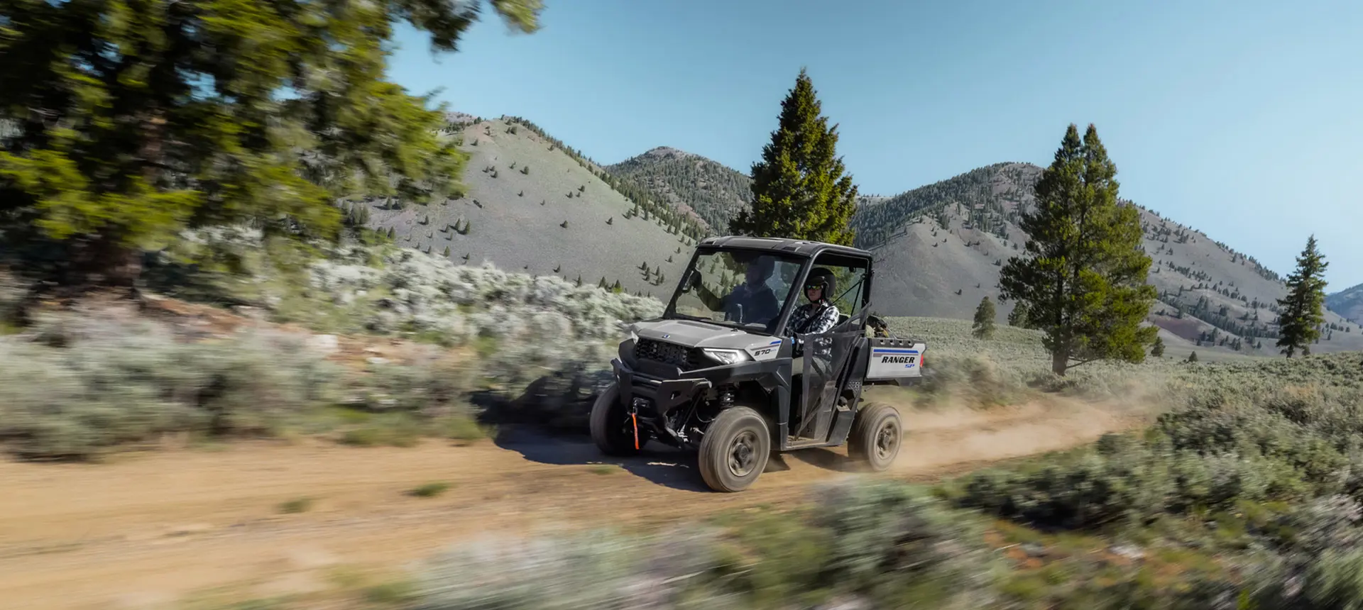 Ranger SP 570 qui roule sur un sentier