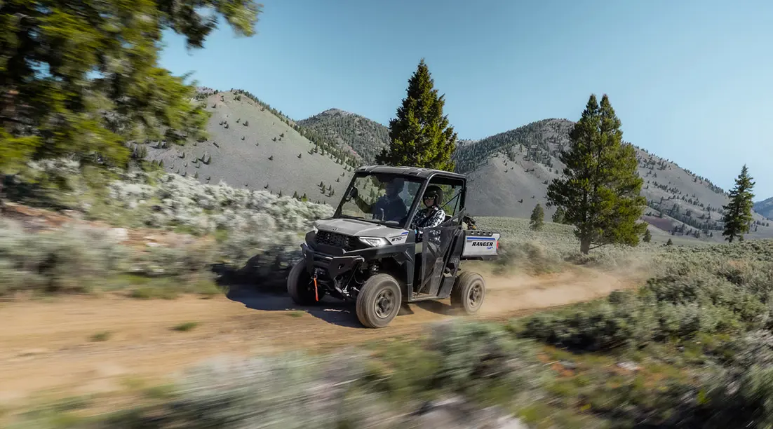 Ranger SP 570 qui roule sur un sentier