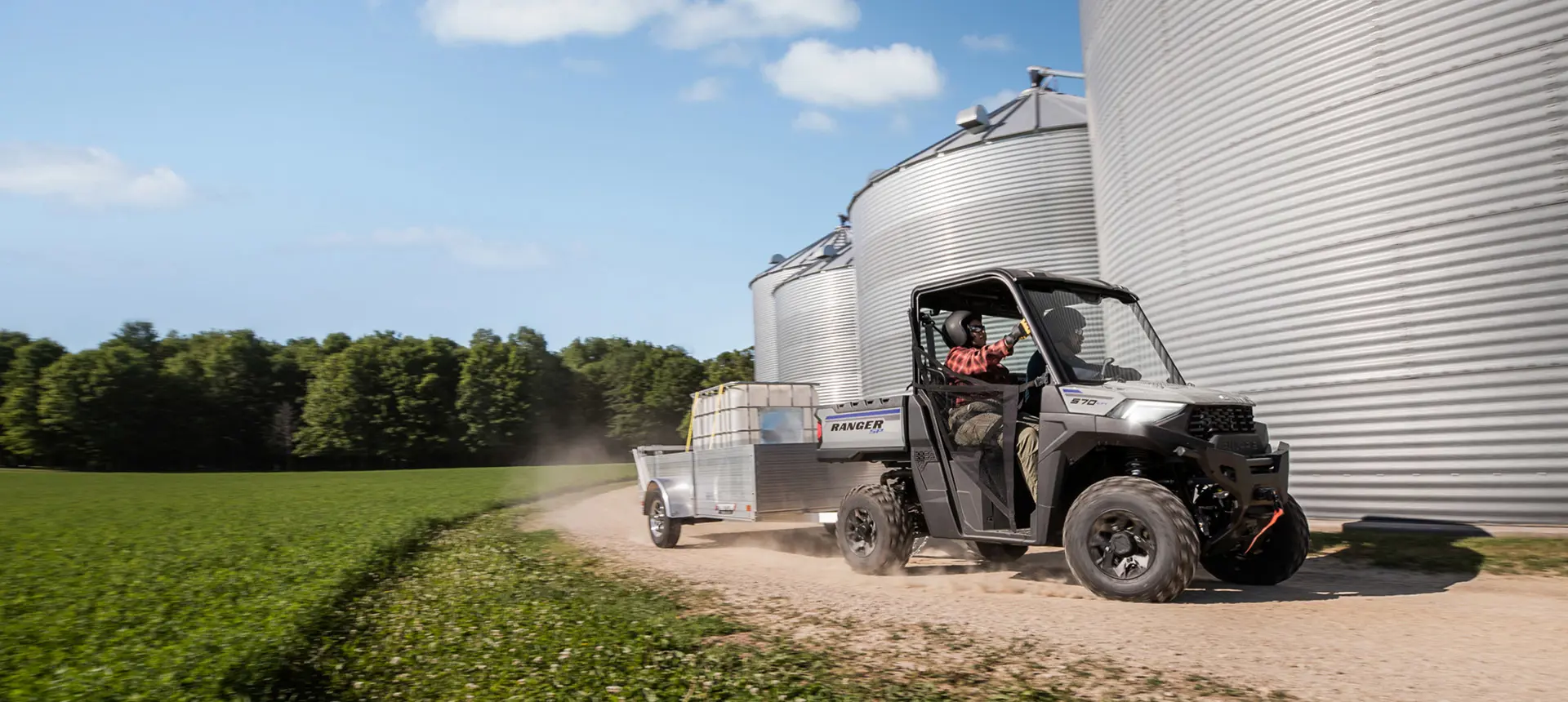 VUTT RANGER SP 570 tirant une remorque sur une ferme