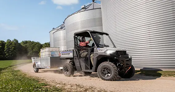 VUTT RANGER SP 570 tirant une remorque sur une ferme
