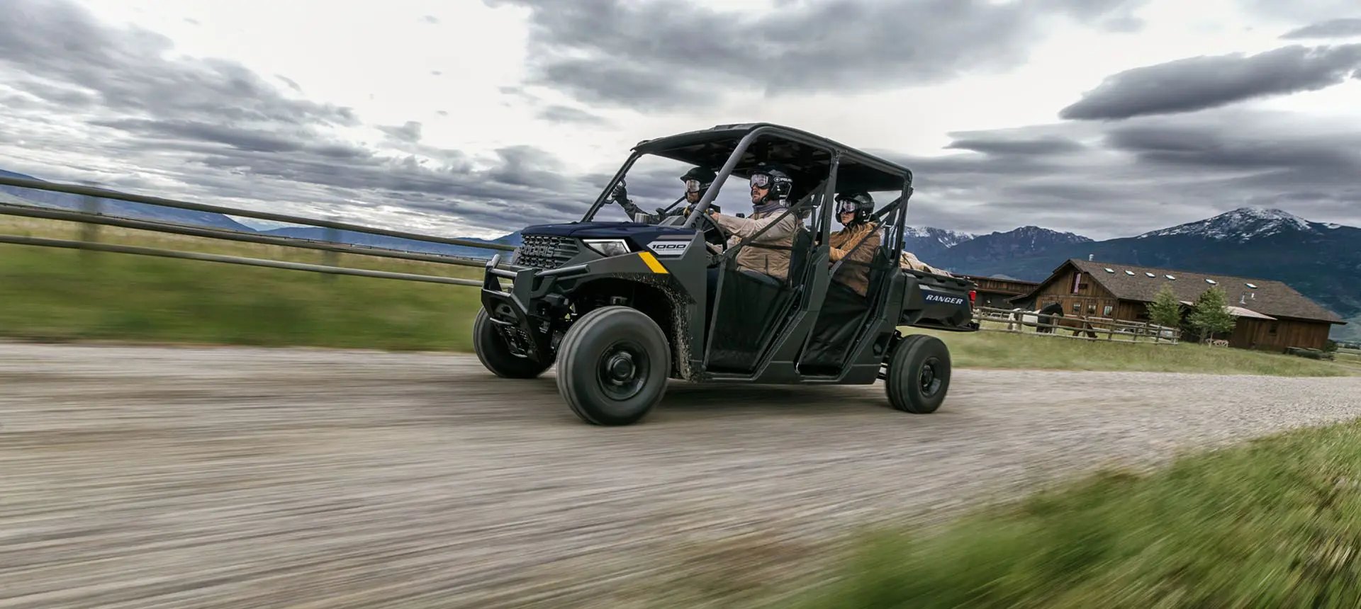 vutt ranger crew 1000 avec des conducteurs roulant sur un sentier
