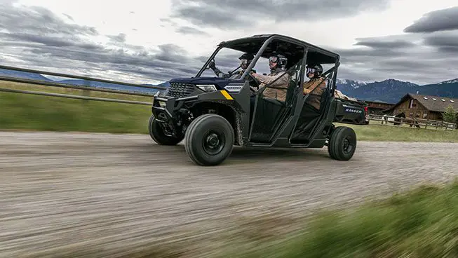 vutt ranger crew 1000 avec des conducteurs roulant sur un sentier