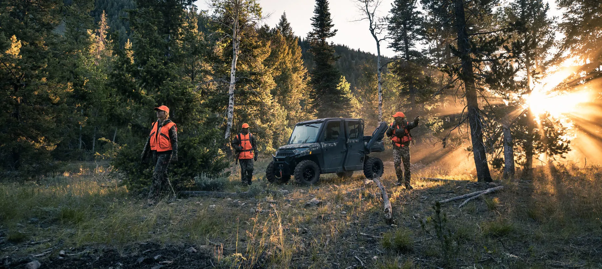 chasseurs s’éloignant de leur vutt ranger crew xp 1000 édition northstar