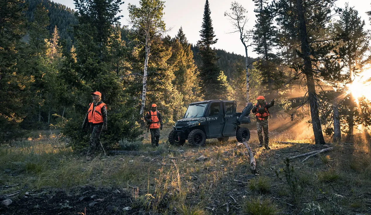 chasseurs s’éloignant de leur vutt ranger crew xp 1000 édition northstar