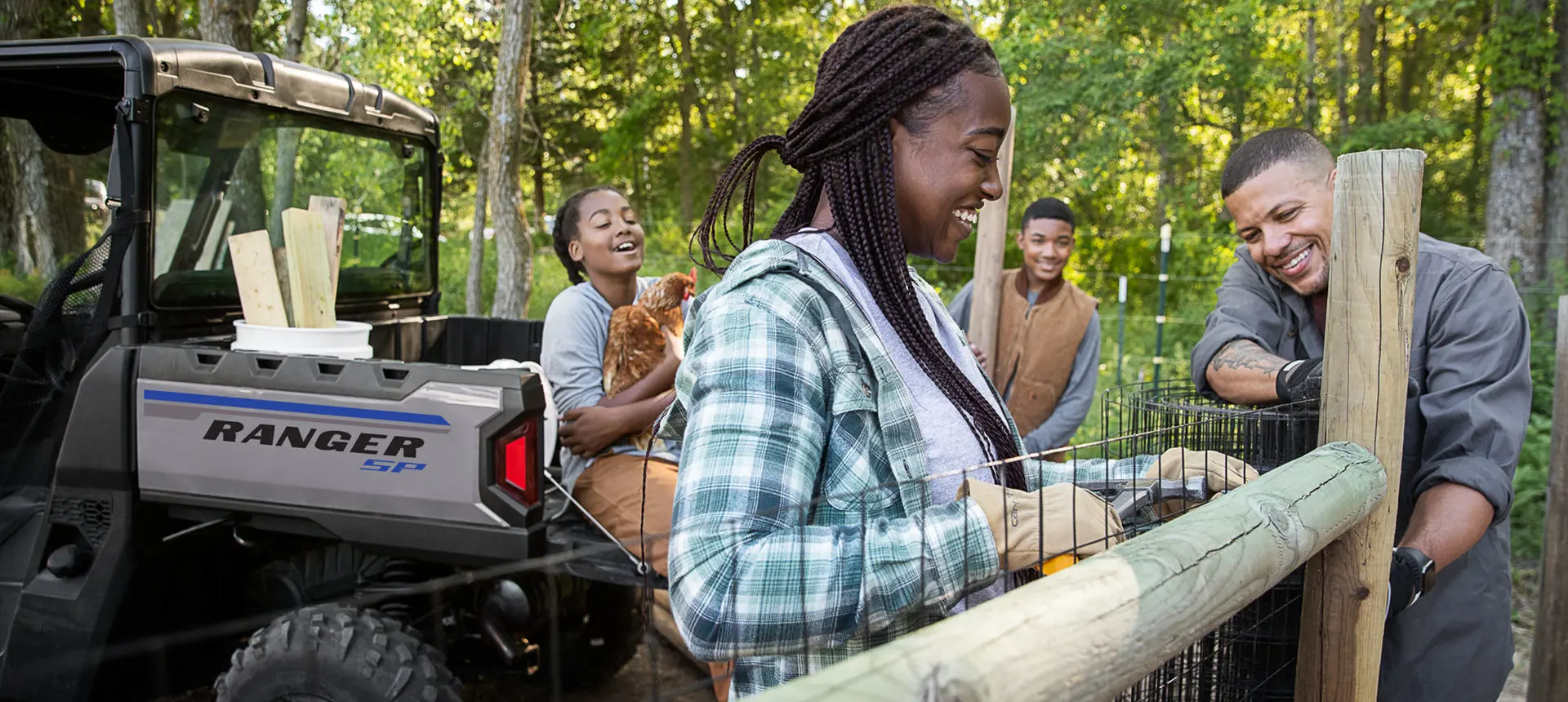 famille réparant la clôture près de leur vutt ranger sp 570