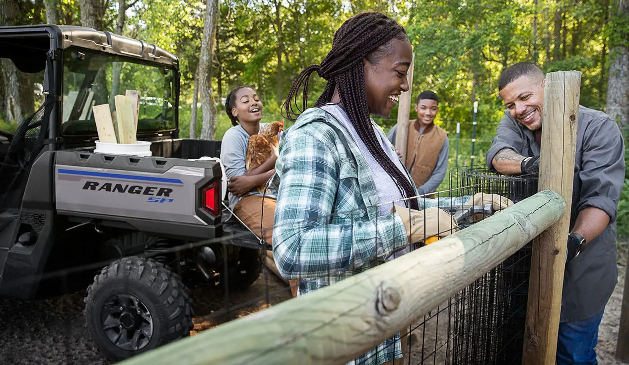 famille réparant la clôture près de leur vutt ranger sp 570