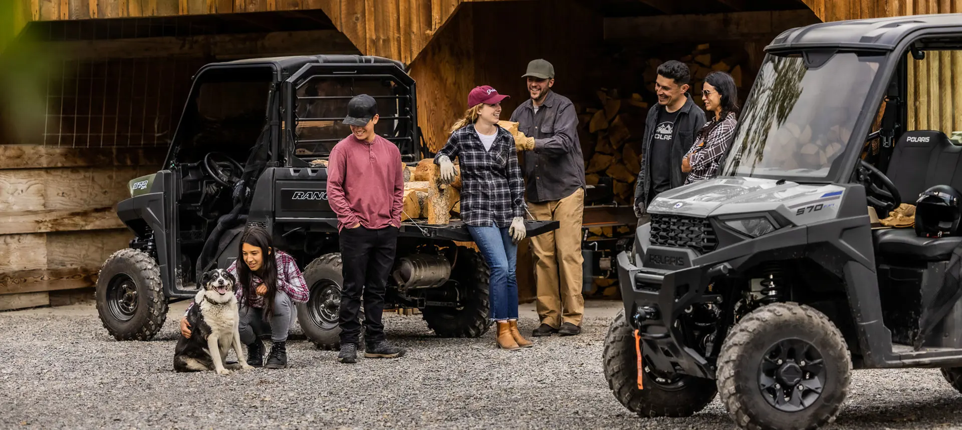 Groupe d’amis se détendant près de leur vutt RANGER SP 570