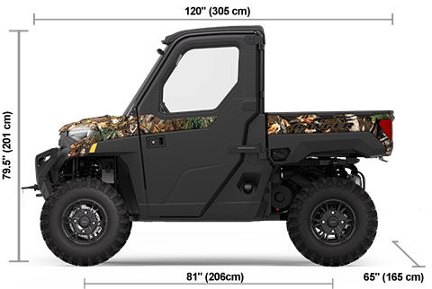 Vue latérale du Polaris RANGER XP 1000 NorthStar Edition Premium 2025 Polaris Pursuit Camo avec pare-brise fixe et les dimensions de hauteur, de largeur et de longueur.
