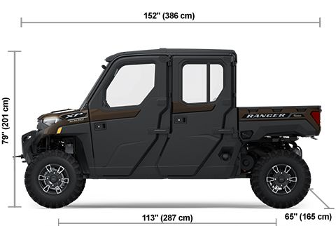 Vista lateral del Polaris RANGER CREW XP 1000 NorthStar Texas Edition de 2025 en Bronze Pearl Metallic con dimensiones de altura, ancho y longitud.